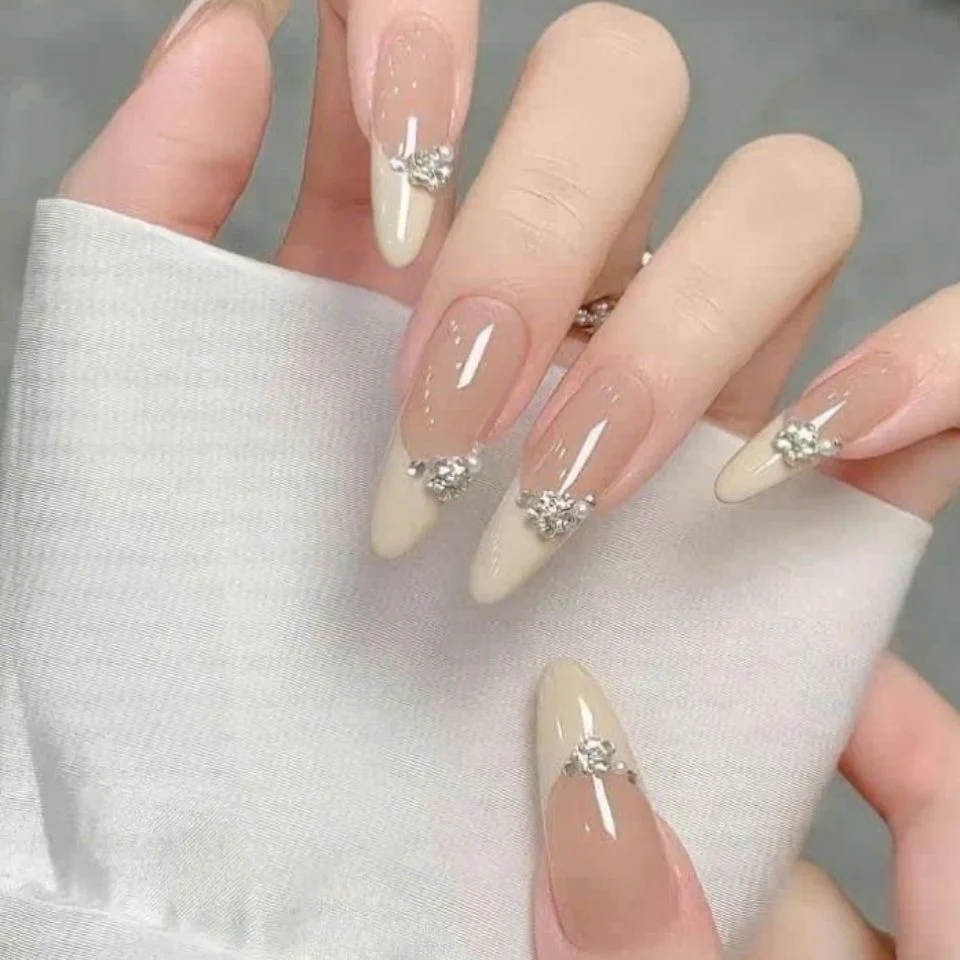 Mẫu nail đơn giản dáng nhọn đính đá nhẹ nhàng