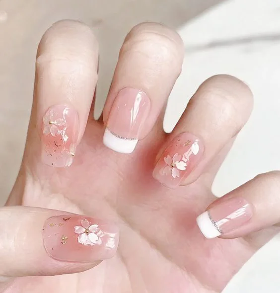 Nail vẽ hoa mang lại vẻ đẹp nhẹ nhàng, nữ tính
