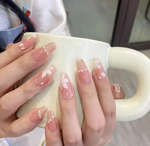Kiểu nail vẽ hoa được nhiều chị em lựa chọn khi muốn làm đẹp cho móng tay
