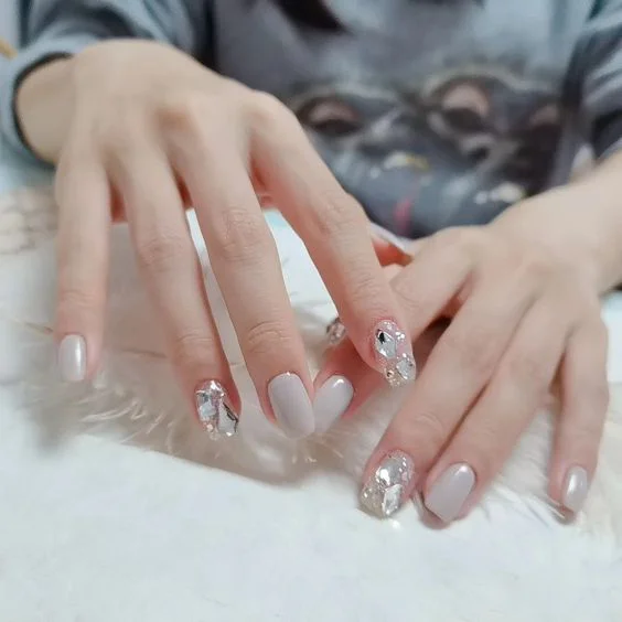 Mẫu nail thu hút với vẻ đẹp dịu dàng, nữ tính và sang chảnh