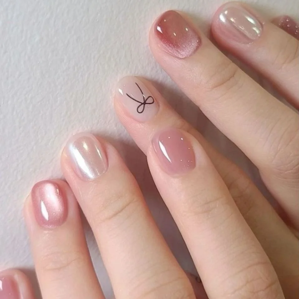 Móng tay hồng pastel ngắn dễ thương