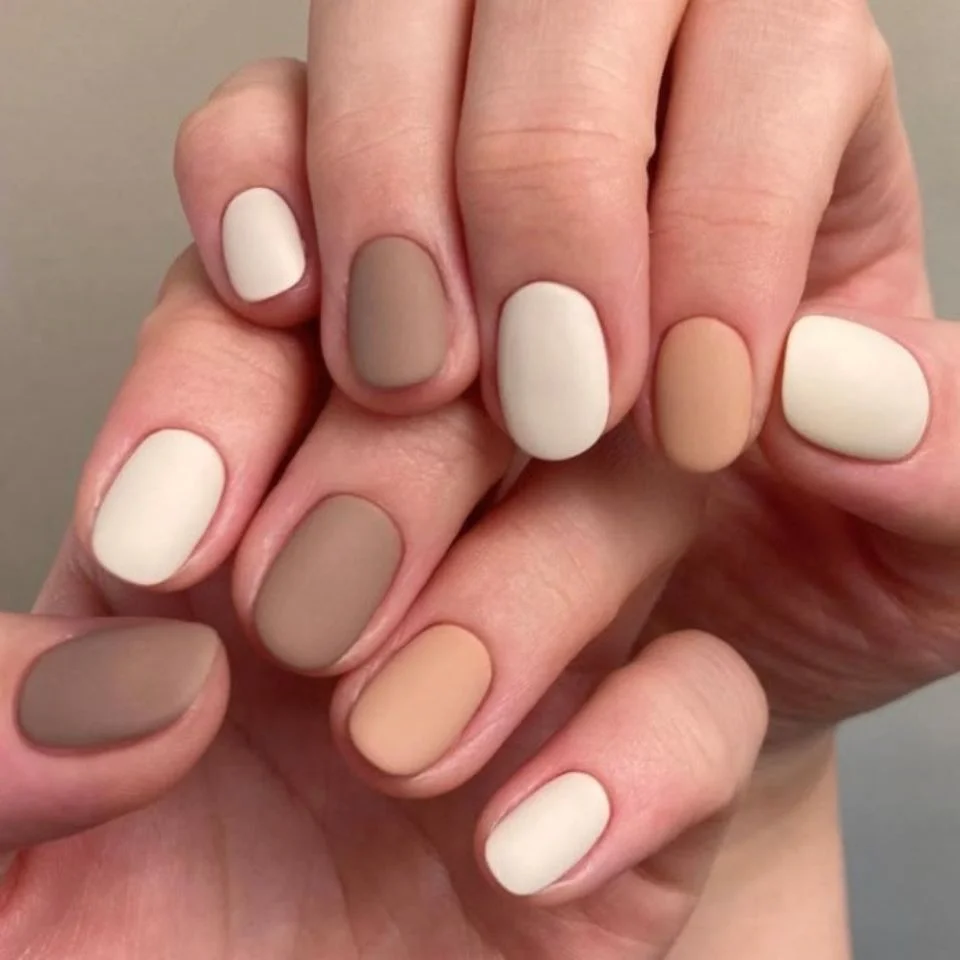 Mẫu nail đẹp gam màu nâu đất